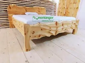 Holzprodukte Rustikales handgefrästes Zirbenbett